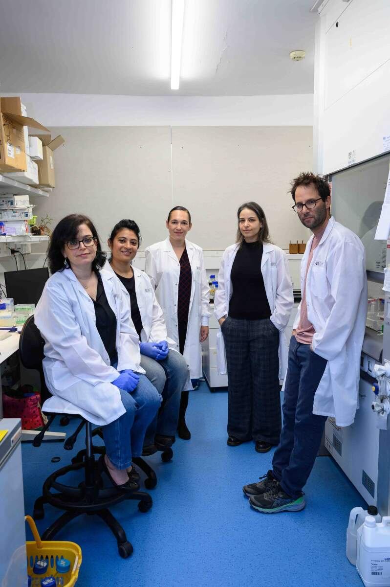 (izq.) Dra. Ronit Nir, Dra. Vinithra Iyer, Prof. Moran Shalev-Benami, Dra. Donna Matzov y Prof. Schraga Schwartz (Instituto Weizmann)