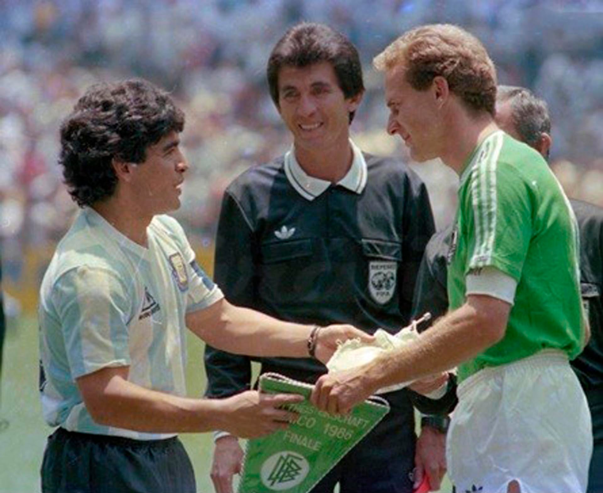 Saludo de capitanes entre Diego Maradona y Karl-Hainz Rummenigge, con el juez de línea Benny Ulloa de testigo