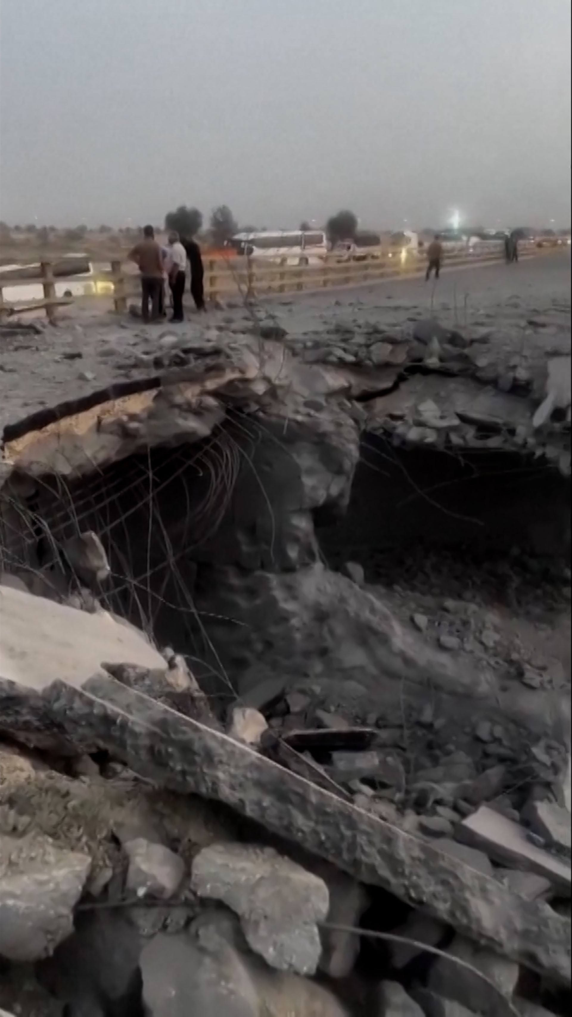 Las imágenes muestran el puente de Kahurestán destruido
