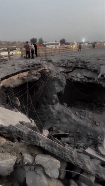 Imágenes de un puente dañado en Bandar Khamir, Irán capturas
