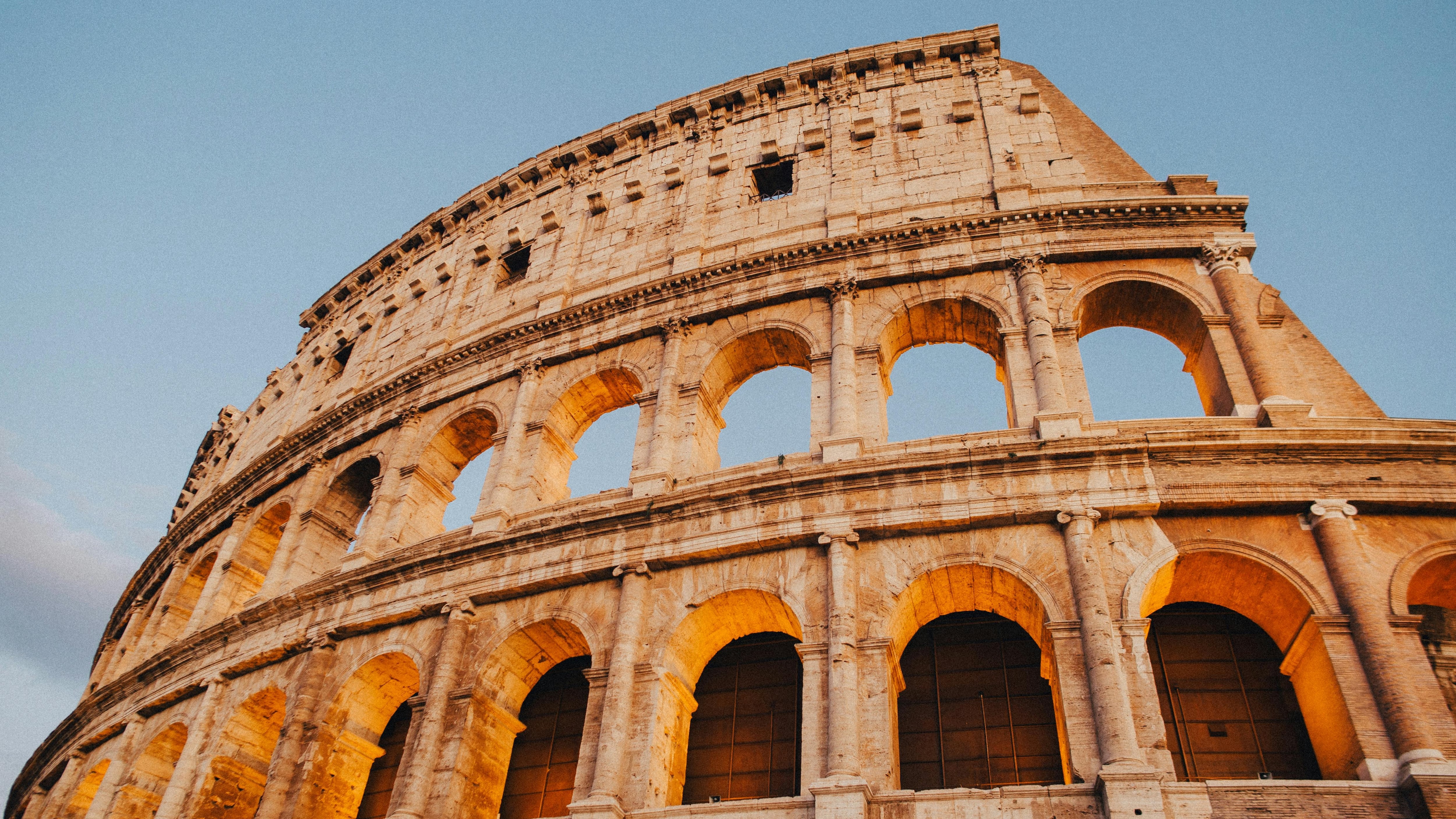 En Roma, la cercanía del tenis con monumentos históricos, como el Coliseo Romano, ofrece una experiencia única para los aficionados al deporte (Pexels)