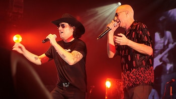 Así fue el doble homenaje de Andrés Calamaro al Indio Solari en su show en Buenos Aires