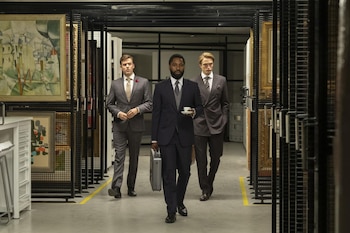 De izquierda a derecha: Jack Cutmore-Scott, John David Washington y Robert Pattinson en 'Tenet'.