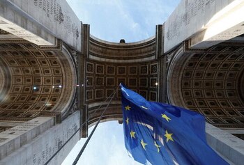 La bandera de la Unión Europea cuelga del Arco del Triunfo para conmemorar el comienzo de la presidencia francesa de la Unión Europea en París, Francia. 1 enero 2022. REUTERS/Christian Hartmann