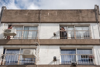 Diálogo entre vecinos (Guillermo Llamos)