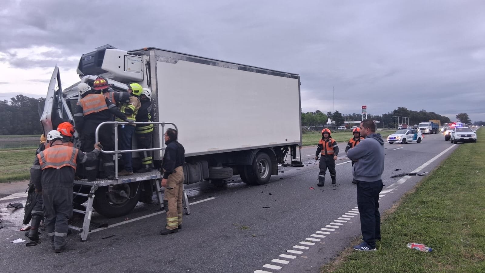 Bomberos Voluntarios rescatan al conductor, que terminó con una de sus piernas fracturadas