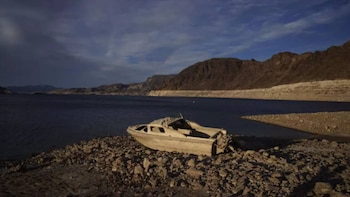 Una lancha motora abandonada y