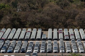 Una vista general muestra vehículos