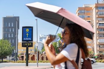 Detalle del termómetro de la Plaza de La Opinión de Murcia, este martes marca 45 grados. (Marcial Guillén/EFE)