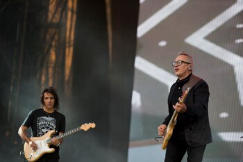 Marciano Cantero, derecha, y el guitarrista Felipe Staiti de Enanitos Verdes durante una presentación en el Festival Vive Latino en la Ciudad de México en México el 19 de marzo de 2017. Cantero, líder de Enanitos Verdes, quienes se convirtieron en una de las bandas de rock más populares de Latinoamérica en la década de 1980, falleció el 8 de septiembre de 2022 a los 62 años por una enfermedad renal, dijo su hijo Javier Cantero. (Foto AP/Rebecca Blackwell, archivo)