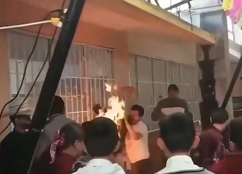 Profesor intenta apagar el fuego de un disfraz de la alumna de secundaria de Hidalgo