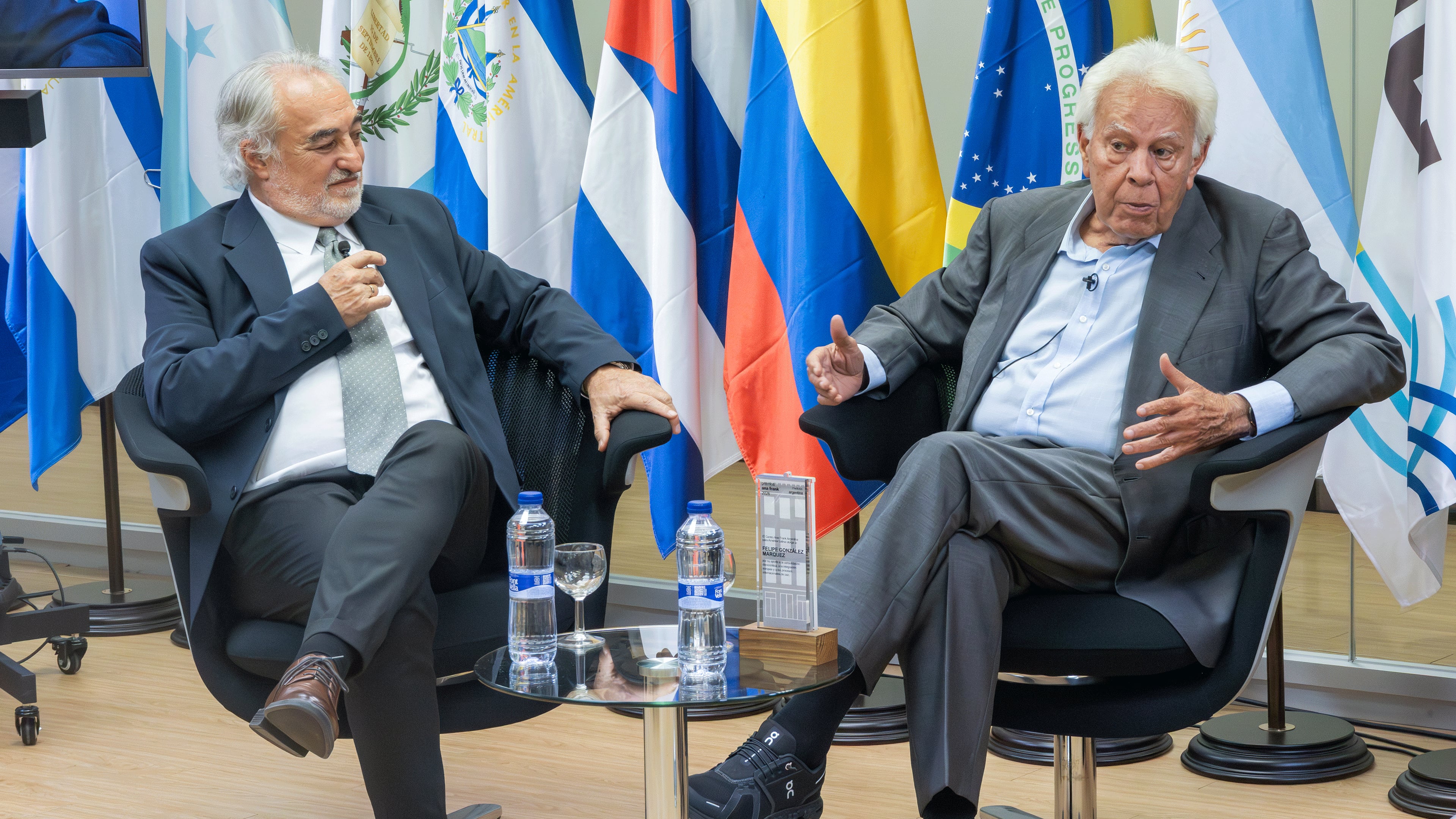 Felipe González recibe el premio Ana Frank por su aporte a los procesos internacionales de paz. (Alejandro Higuera López / Infobae)