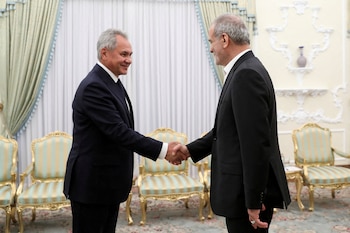 El presidente iraní Masoud Pezeshkian se reúne con el secretario del Consejo de Seguridad ruso Sergei Shoigu en Teherán, Irán, el 5 de agosto (Reuters)
