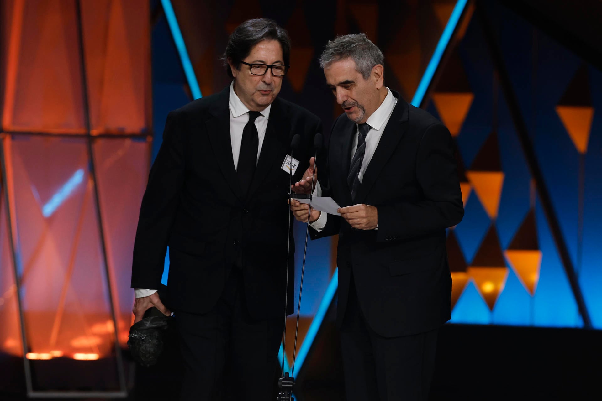 Los guionistas de 'La cena' recogen el Goya por Mejor guion adaptado. / EFE