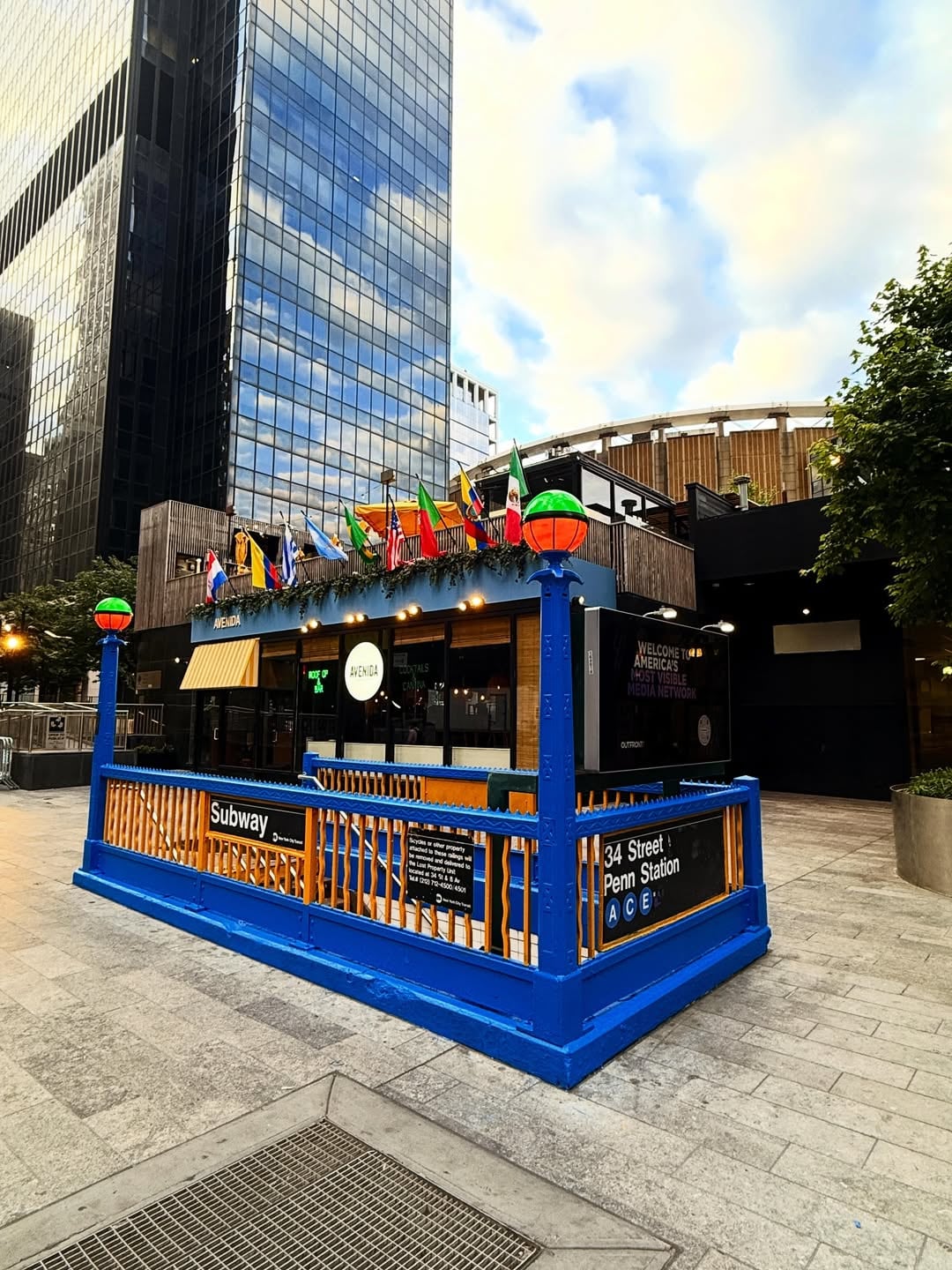 La estación 34th Street–Penn Station fue decorada con los colores y emblemas de los New York Knicks para celebrar su paso a las Finales NBA 2026 (MTA)