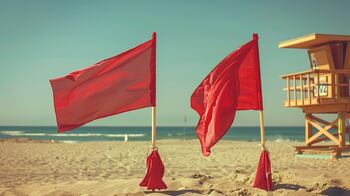 Banderas de playa indicando el estado del mar y condiciones para el baño