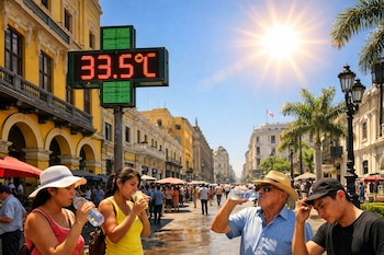 Una calle soleada en Lima con un termómetro digital mostrando 33.5°C. Varias personas beben agua o refrescos, rodeadas de edificios históricos y palmeras.