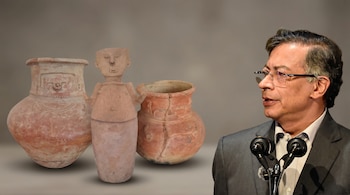 Fotomontaje horizontal: a la derecha, el presidente Gustavo Petro de perfil; a la izquierda, tres urnas funerarias prehispánicas de barro, sobre un fondo neutro.