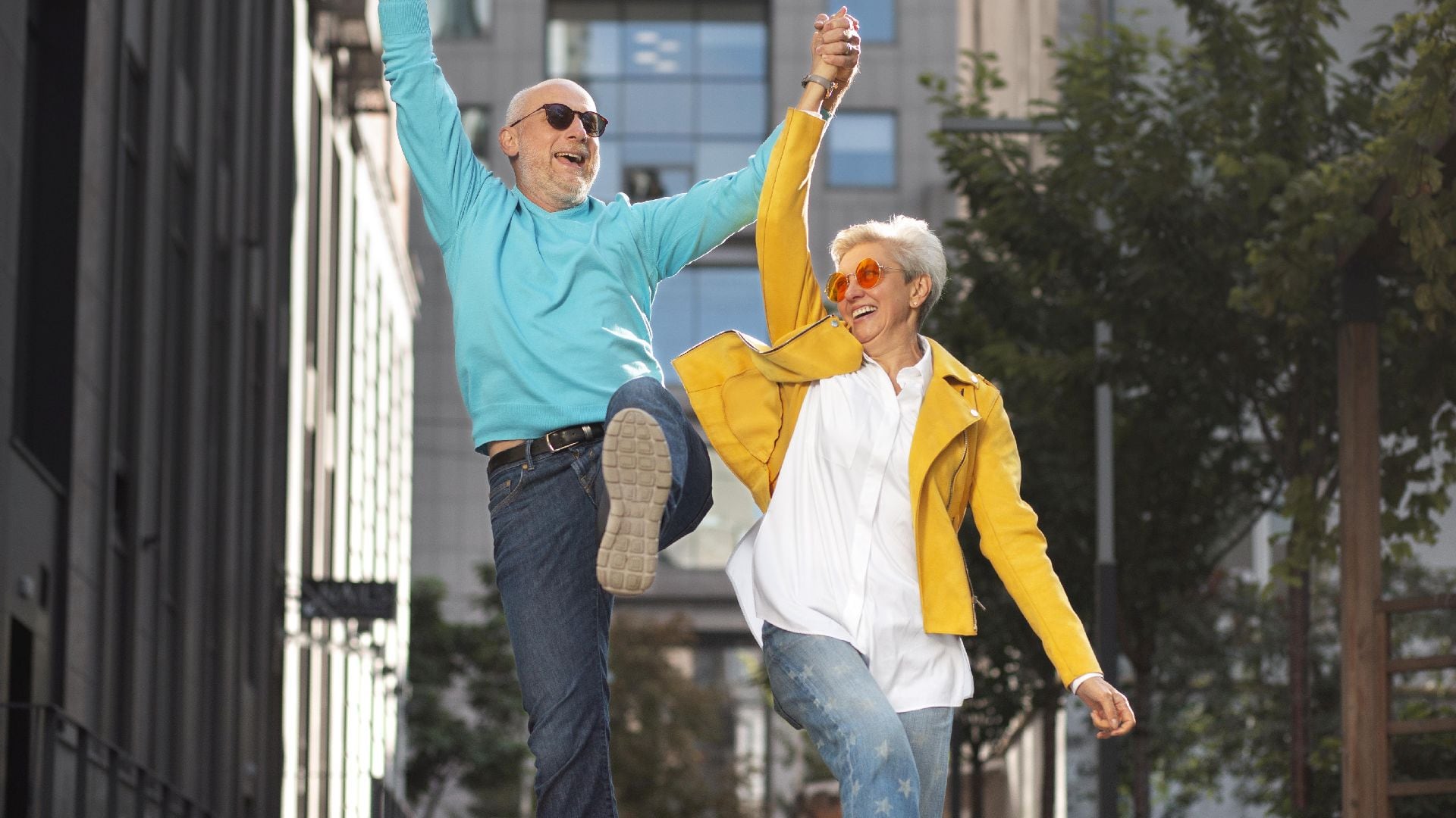 Combinar ejercicio regular con una dieta equilibrada, hidratación y hábitos de sueño saludable potencia la prevención de enfermedades neurodegenerativas como el Alzheimer (Freepik)