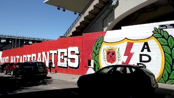 Suspendido el Rayo-Athletic en Vallecas por el lanzamiento de bolas y aviones de papel