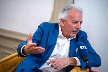 Álvaro Vargas Llosa acompañó a su padre en visitas a lugares emblemáticos como el bar La catedral y la cárcel de Lurigancho