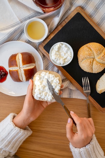 Su bajo contenido calórico y perfil nutricional hacen del queso cottage un sustituto eficaz de productos más grasos en recetas tradicionales (Freepik)