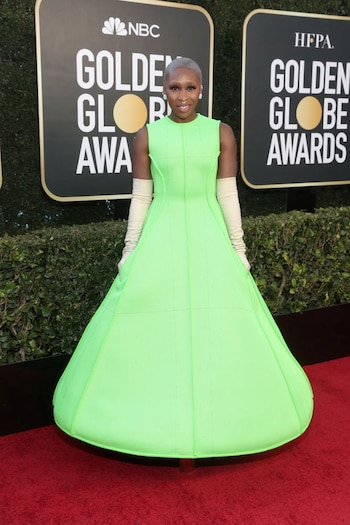 Cynthia Erivo sorprendió con la elección de su llamativo color diseñado por Valentino. Vestido de línea A en verde fluorescente, completó el look con guantes blanco y aros de clip