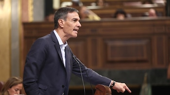 Sánchez dice que Feijóo es una amenaza a las instituciones que haría "brotar con más fuerza" la corrupción en Moncloa
