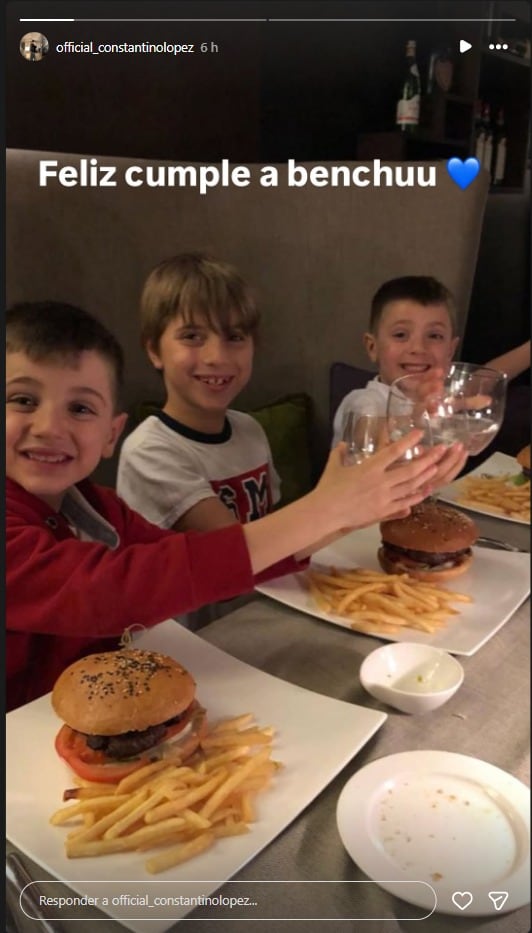 Constantino López celebra el cumpleaños de su hermano Benedicto junto a sus hermanos, compartiendo risas y una cena de hamburguesas con papas fritas en un ambiente festivo