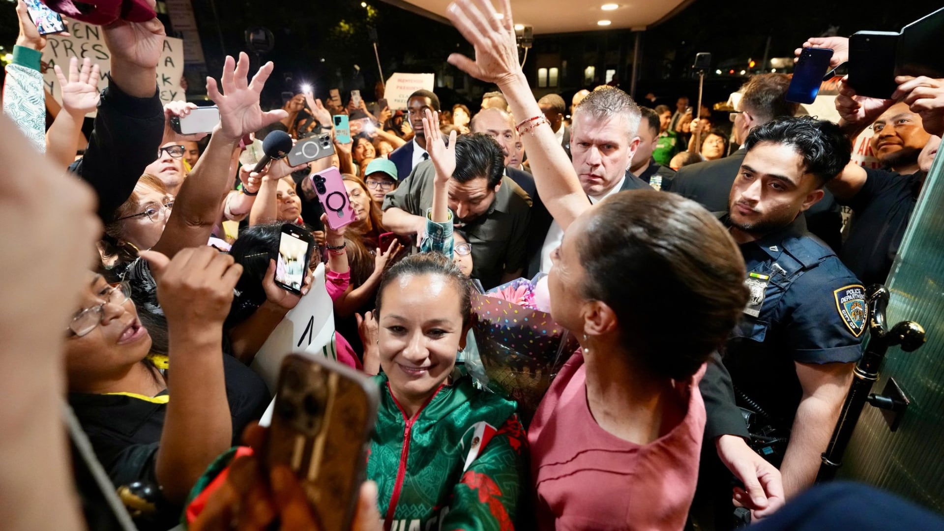 Con canciones, banderas y aplausos: así fue recibida Claudia Sheinbaum por la comunidad migrante en NY