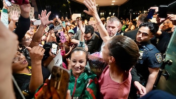 Con canciones, banderas y aplausos: así fue recibida Claudia Sheinbaum por la comunidad migrante en NY