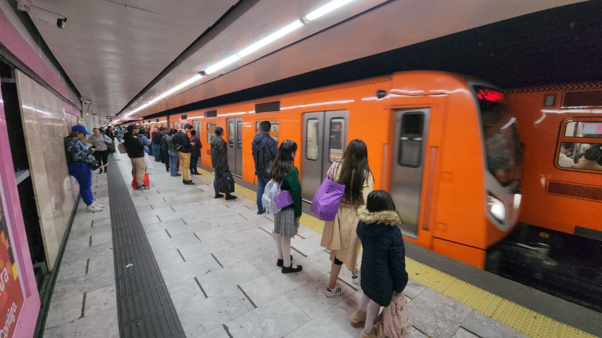 Hora pico revienta al Metro y Metrobús en CDMX este 31 de agosto