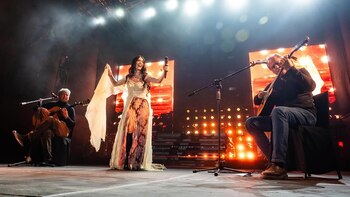 Lali revolucionó Santiago del Estero y sorprendió cantando una zamba: “¡Buenas noches, changos!”