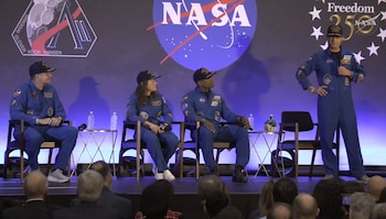 Captura de pantalla de una transmisión de la NASA de los integrantes de la misión Artemis II, los astronautas de la NASA, el piloto Victor Glover (i), la especialista de misión Christina Koch (2-i), el astronauta de la Agencia Espacial Canadiense (CSA), el especialista de misión Jeremy Hansen (2-d) y el comandante Reid Wiseman (d), hablando durante un evento este sábado, en Houston (Estados Unidos). EFE/ NASA