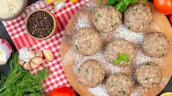Receta de albóndigas de carne picada con espinacas, una manera sencilla y rica de añadir verduras al plato casi sin darnos cuenta