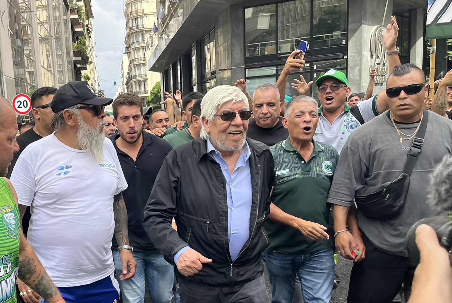 Hugo Moyano participa de la movilización que impulsa la CGT