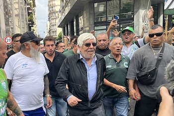 Los dilemas que jaquean a Moyano: paritarias desfasadas, pérdida de poder sindical y conflictos con el sello familiar - Image 2
