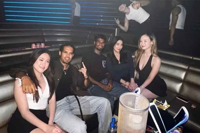 Una fotografía de Saad Uddin y Sohel Rana Jr en una discoteca se viralizó tras la derrota de Bangladesh