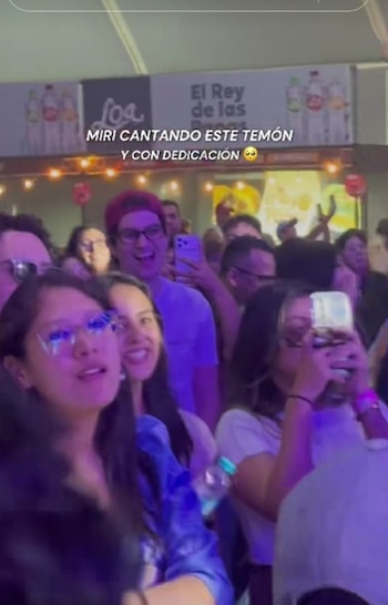 Doménico Benavides en primera fila mirando a su novia Miranda Capurro. TikTok.