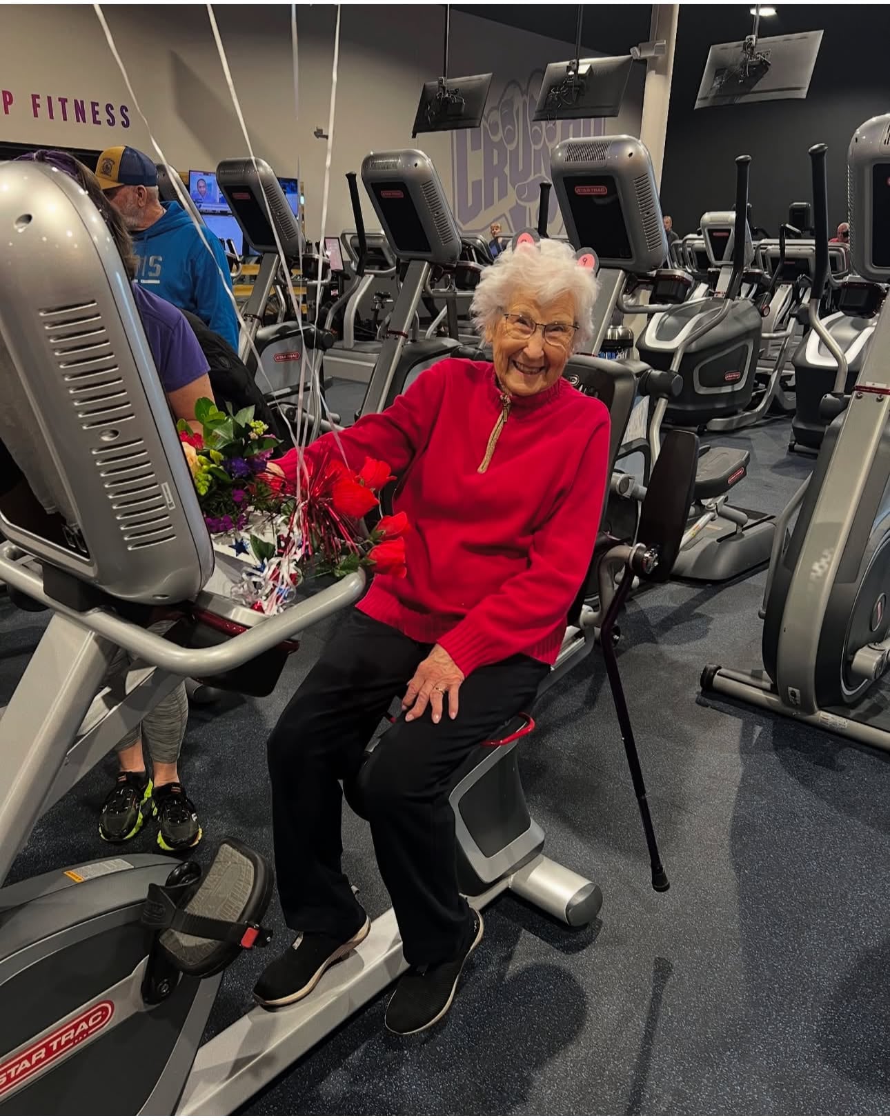 Ellen Jones asiste a la sede de Crunch Fitness entre tres y cinco veces por semana a sus 100 años. (Crunch Fitness)