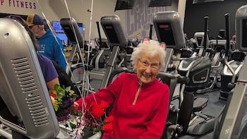 “No se queden sentados todo el día”: el consejo de una mujer de 100 años que jugó al vóleibol durante décadas y recomienda 30 minutos de bicicleta fija