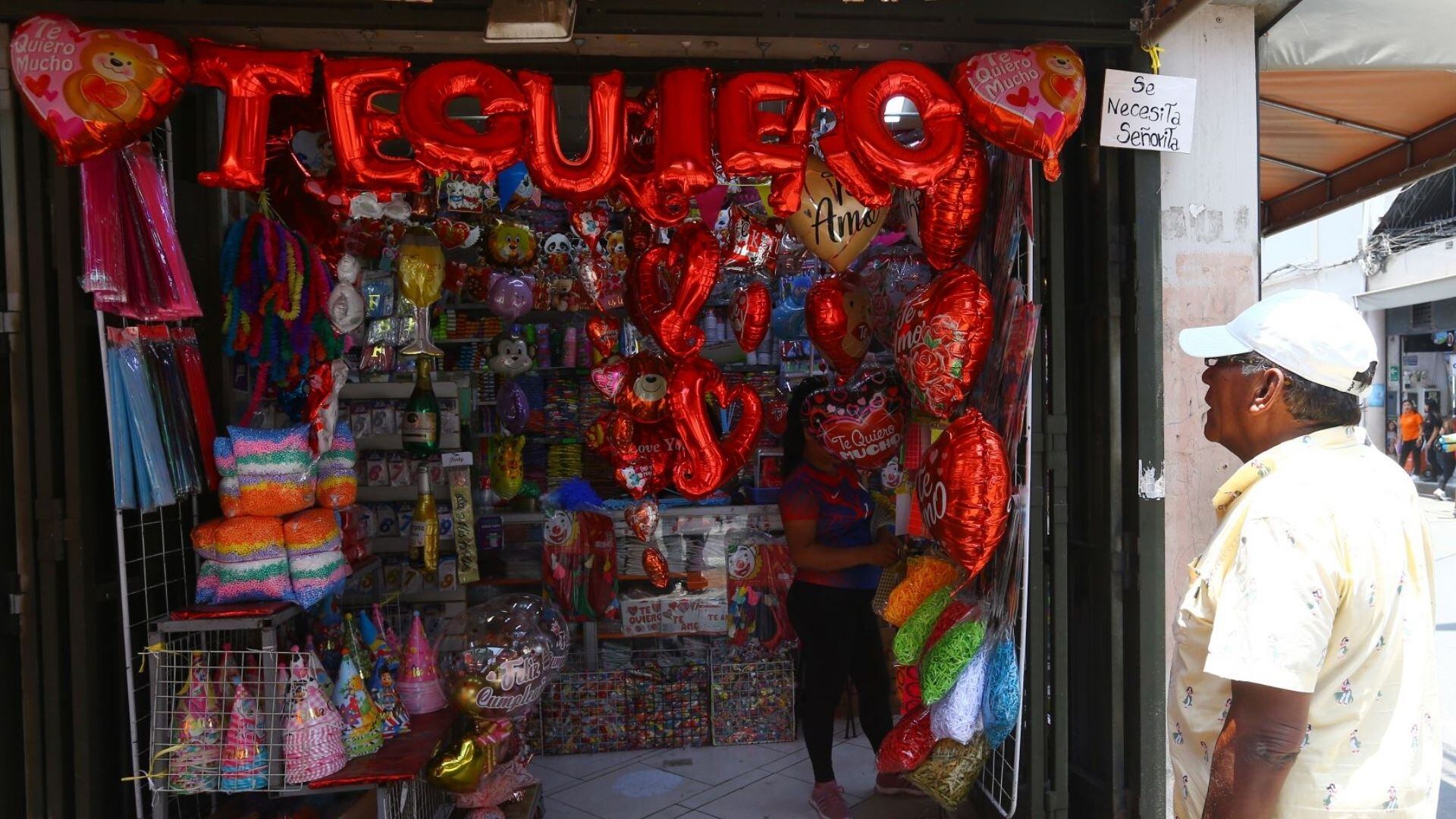 La variedad de obsequios abarca llaveros, almohaditas, corazones musicales y peluches innovadores que giran y emiten frases, desde 13 hasta 55 soles.