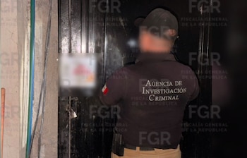 Sellos de asuramiento en la entrada del inmueble cateado. Crédito: FGR