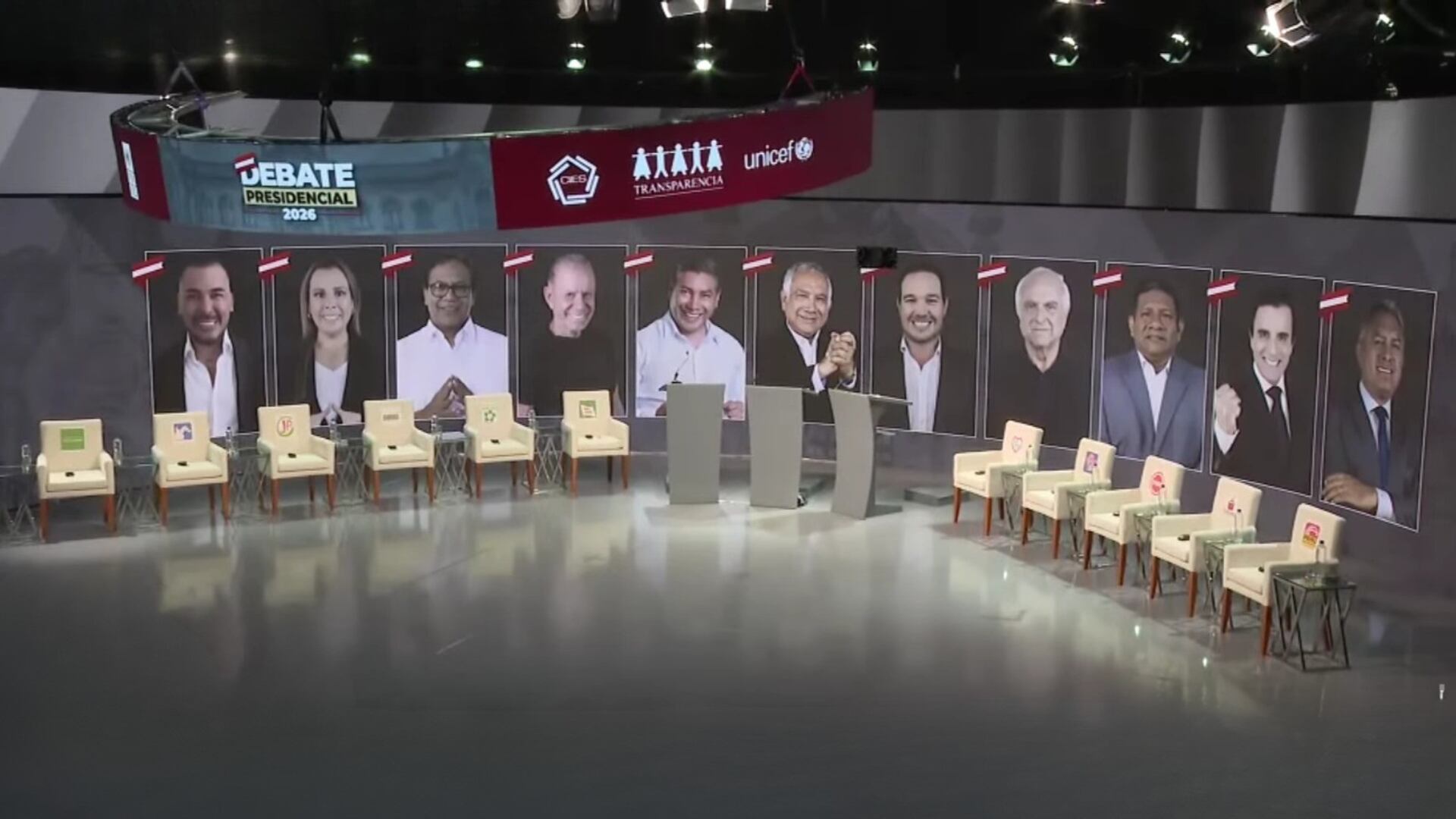El escenario principal del Centro deConvenciones de ima ya se encuentra listo para dar inicio a la segunda fecha del Debate Presidencial JNE 2026. (JNE)