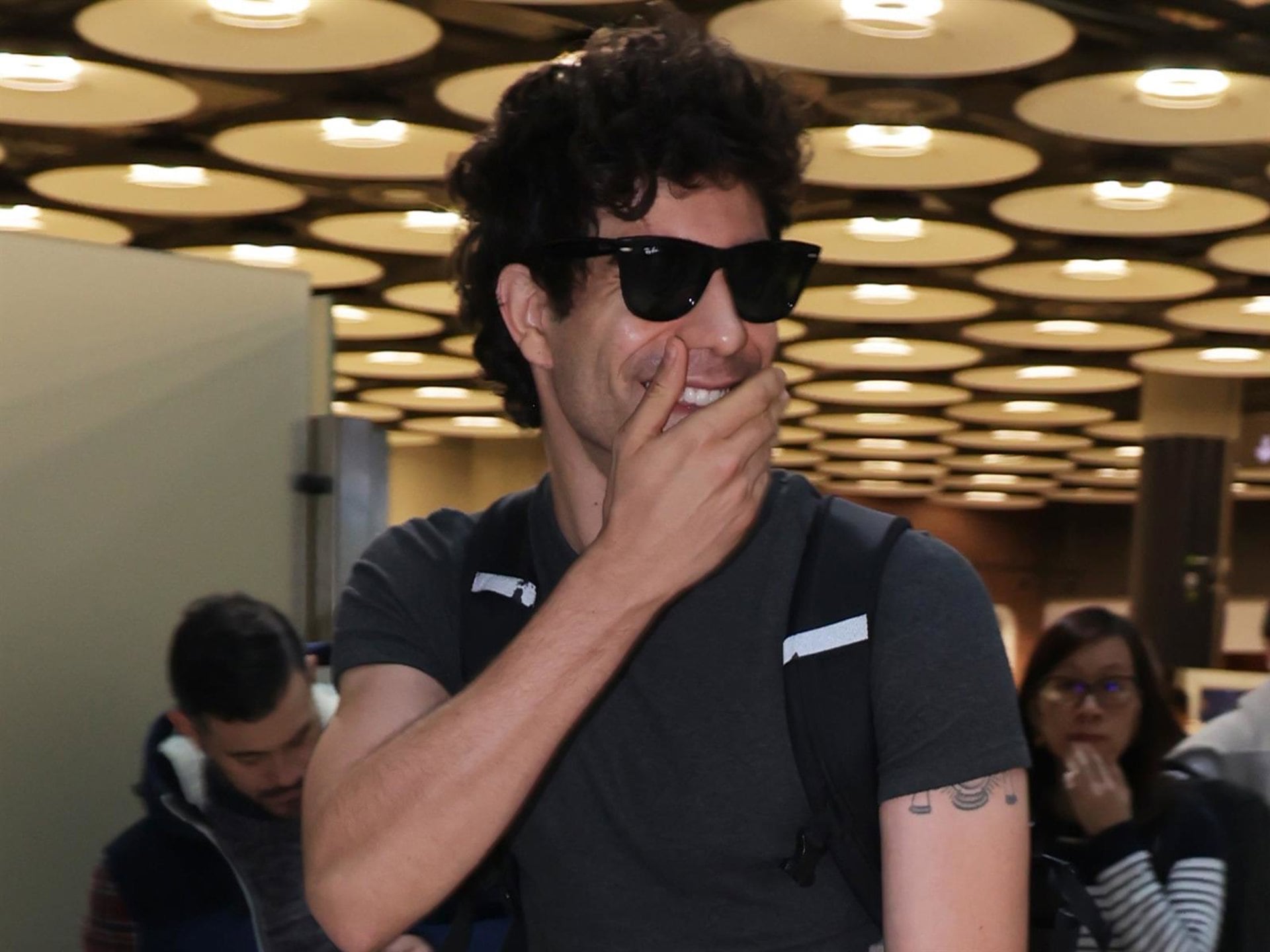 Javier Calvo se esconde para no hablar de su comentado reencuentro con Javier Ambrossi en Nochevieja