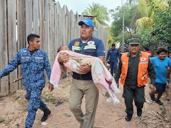 El pequeño Aimar, de 3 años, quien logró sobrevivir aferrándose fuertemente a una rama hasta ser avistado por los rescatistas (Cortesía Primerisima Nicaragua).