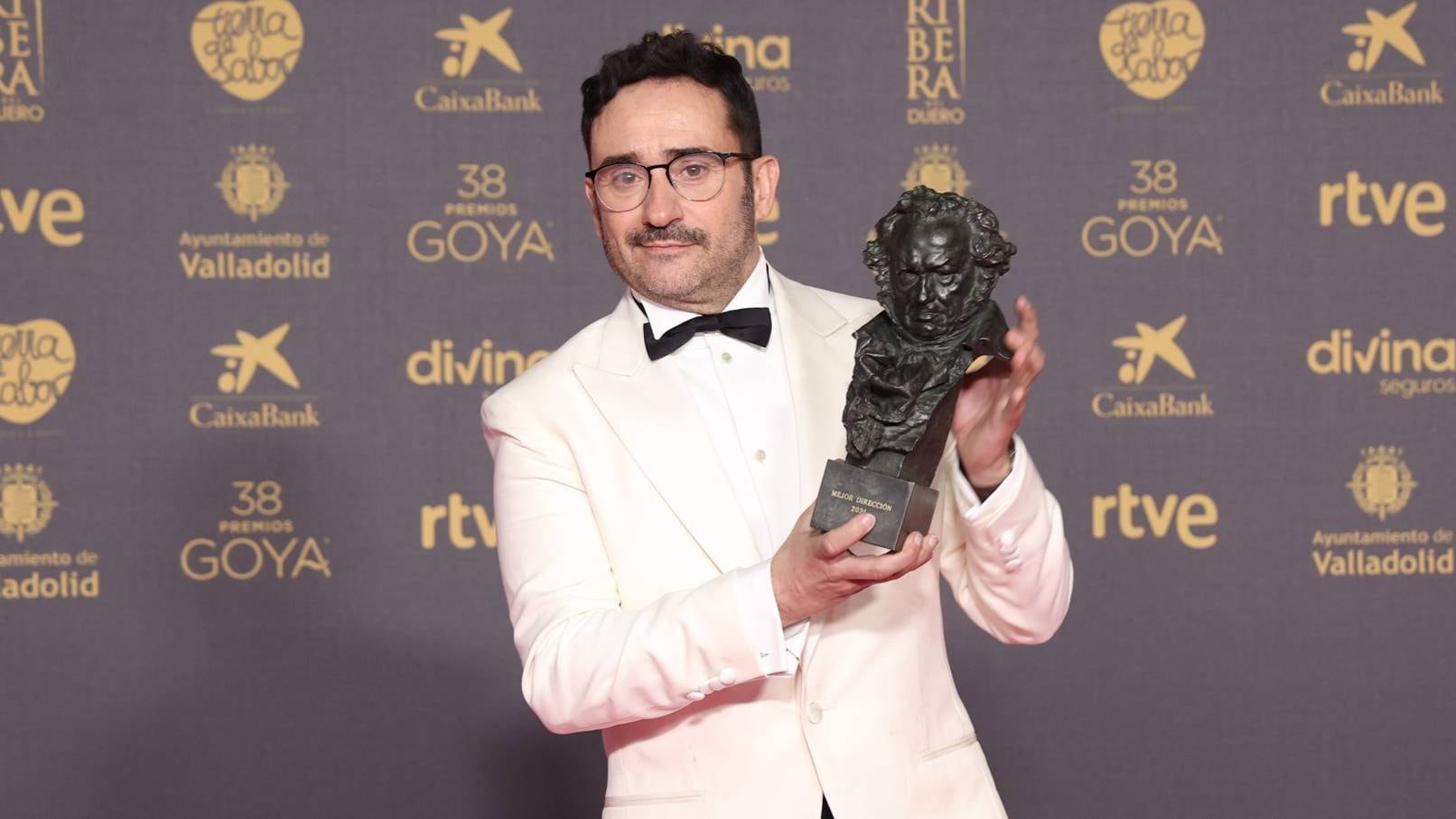 Juan Antonio Bayona posa con el premio Goya a Mejor Dirección por 'La Sociedad de la Nieve', durante la gala de la 38 edición de los Premios Goya. (Europa Press)