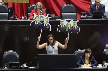 CIUDAD DE MÉXICO, 08ABRIL2026.- Abigail Arredondo Ramos, diputada del PRI, muestra unos carteles con la imagen de Mario Delgado, Marcelo Ebrard y Miguel Ángel Yunes Márquez, esto durante su participación en la discusión del Plan B de la Reforma Electoral en la Cámara de Diputados. FOTO: DANIEL AUGUSTO/ CUARTOSCURO.COM