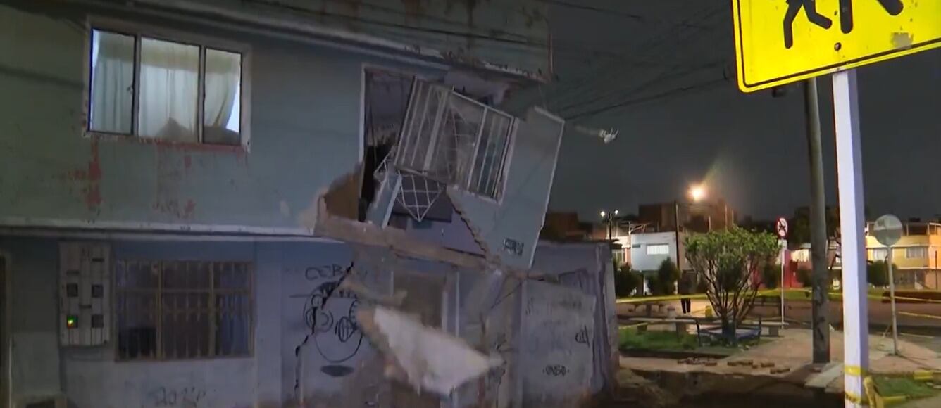La casa afectada presentaba desde hace tiempo una abertura en el suelo y daños visibles en la fachada, lo que incrementó el riesgo de colapso - crédito captura video Noticias Caracol