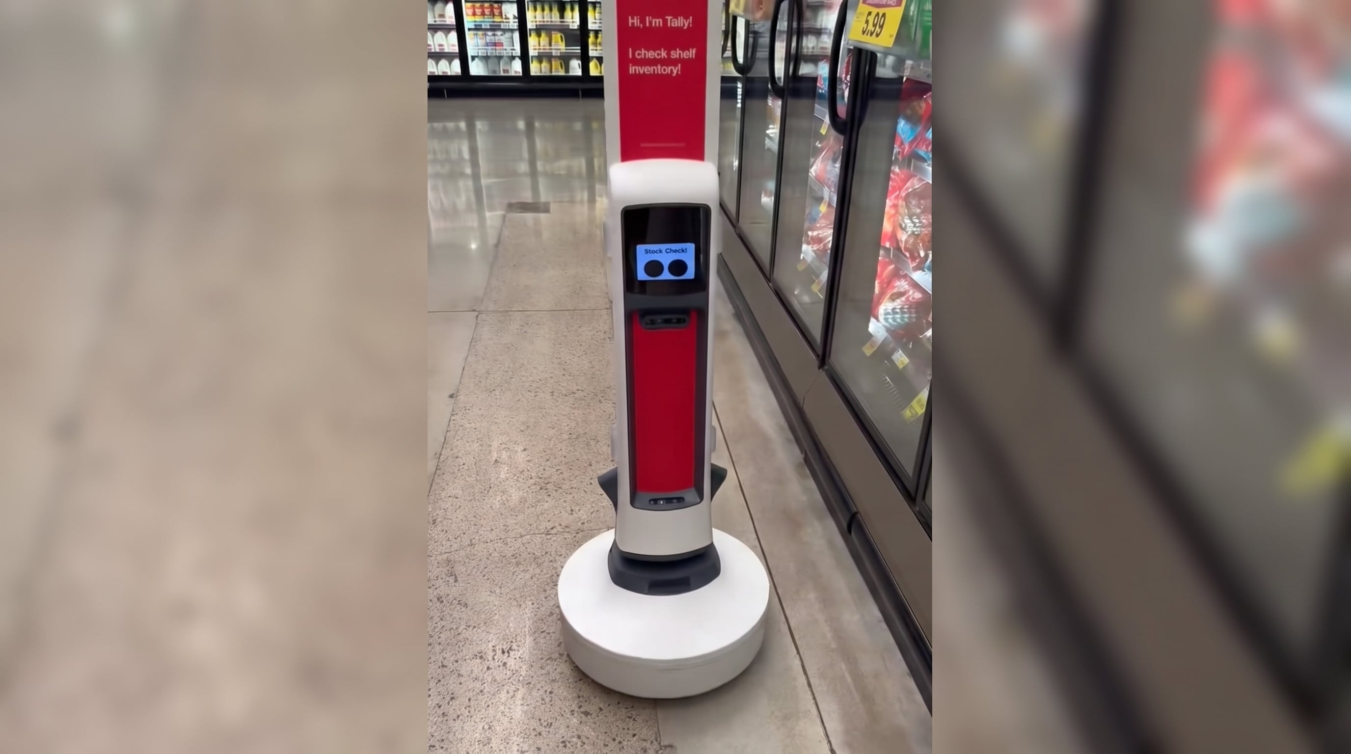Tally, el robot de Simbe Robotics, recorre los pasillos de un supermercado Ralphs de Los Ángeles para relevar el estado de los estantes (Captura de video)